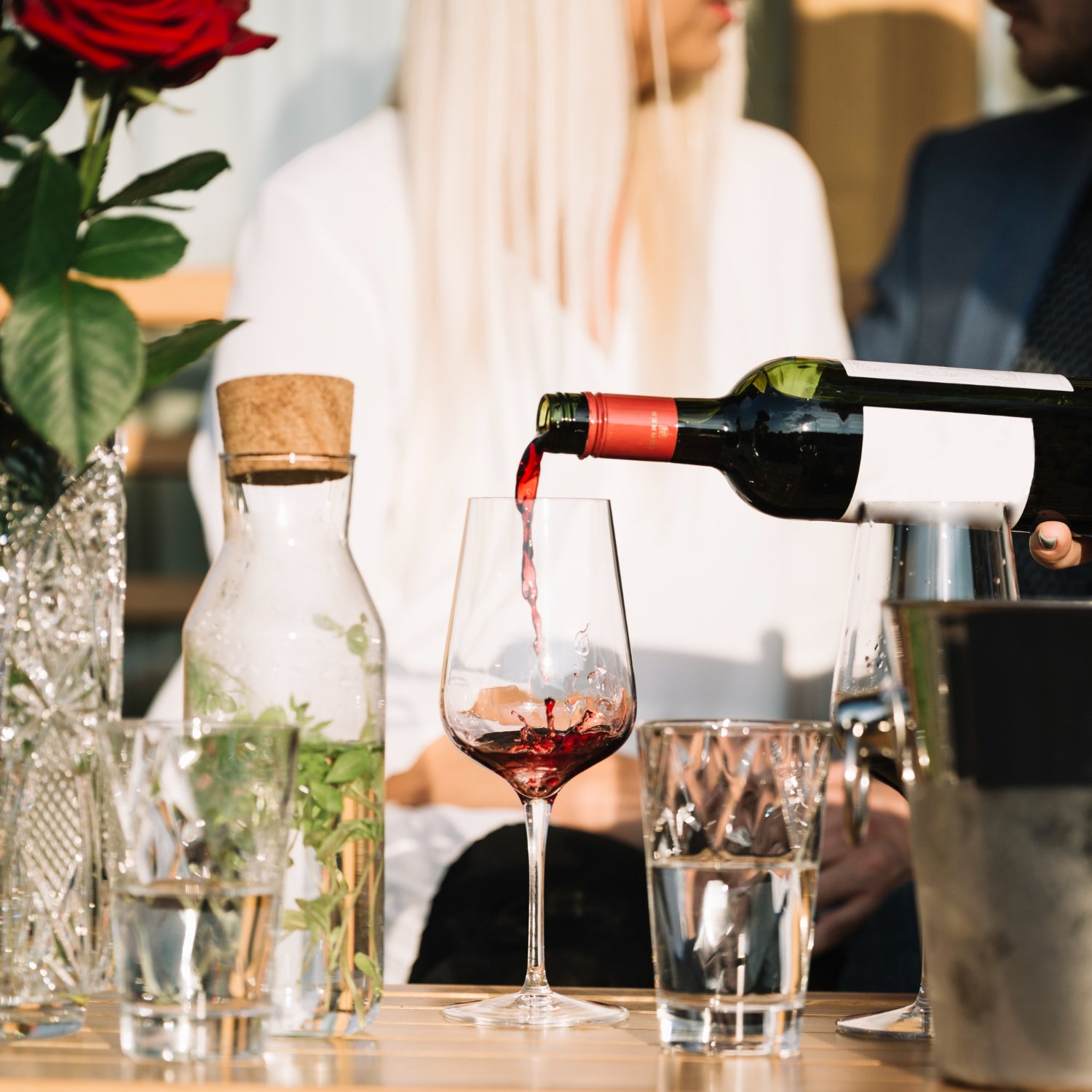family having Poon Choi feast during Chinese New Year with traditional festive outfits, 節日派對美食訂購, 到會邊間好, 生日外賣推介, 高級到會推介, 新年盆菜外賣到會, A la carte food menu for party, Chinese takeaway set meal, Finger food set menu for office birthday parties